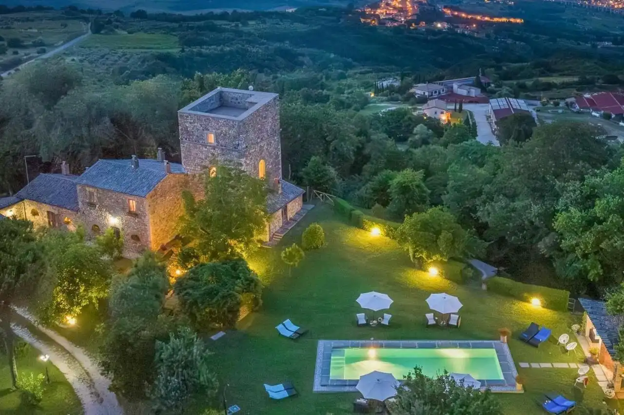Obrázky Historické sídlo v kopcovité krajině u Cortony nedaleko Lago di Bolsena