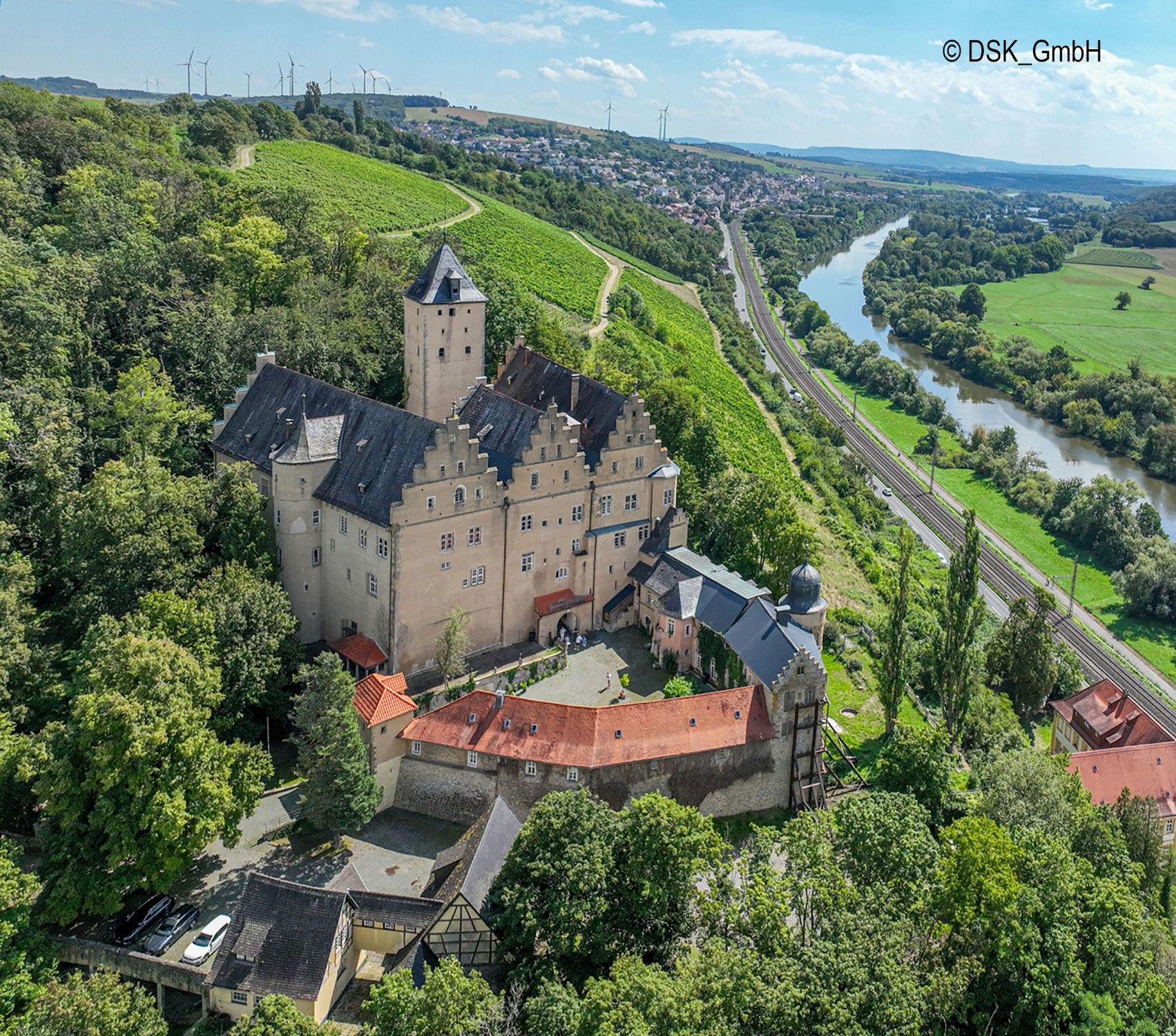 Obrázky Hrad Mainberg v Bavorsku s výhledem na řeku Meno