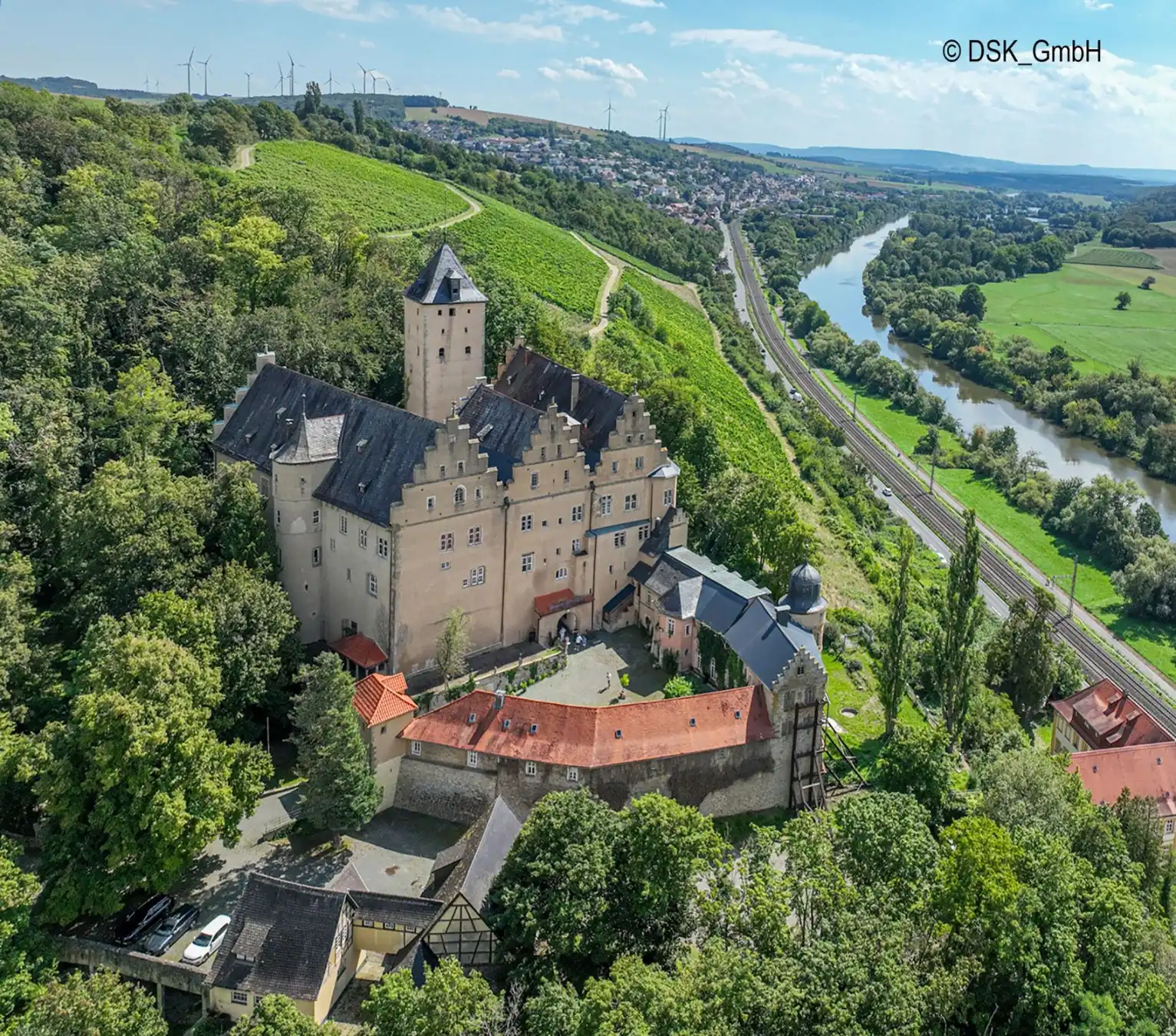 Obrázky Hrad Mainberg v Bavorsku s výhledem na řeku Meno