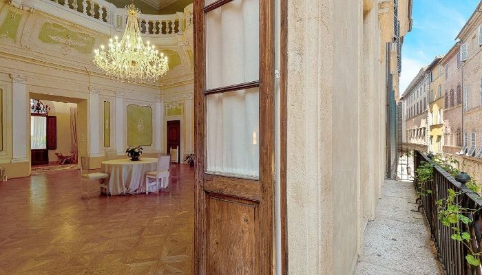 Palác v historickém centru Sieny - 700 m² s tanečním sálem a rokokovou štukovou výzdobou