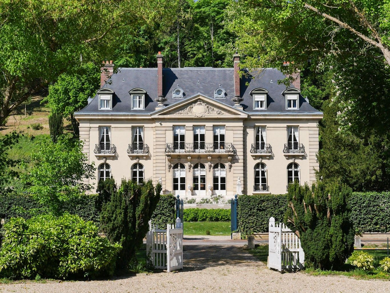 Obrázky Chateau u Giverny v Normandii s parkem, historickými salony a apartmány pro hosty