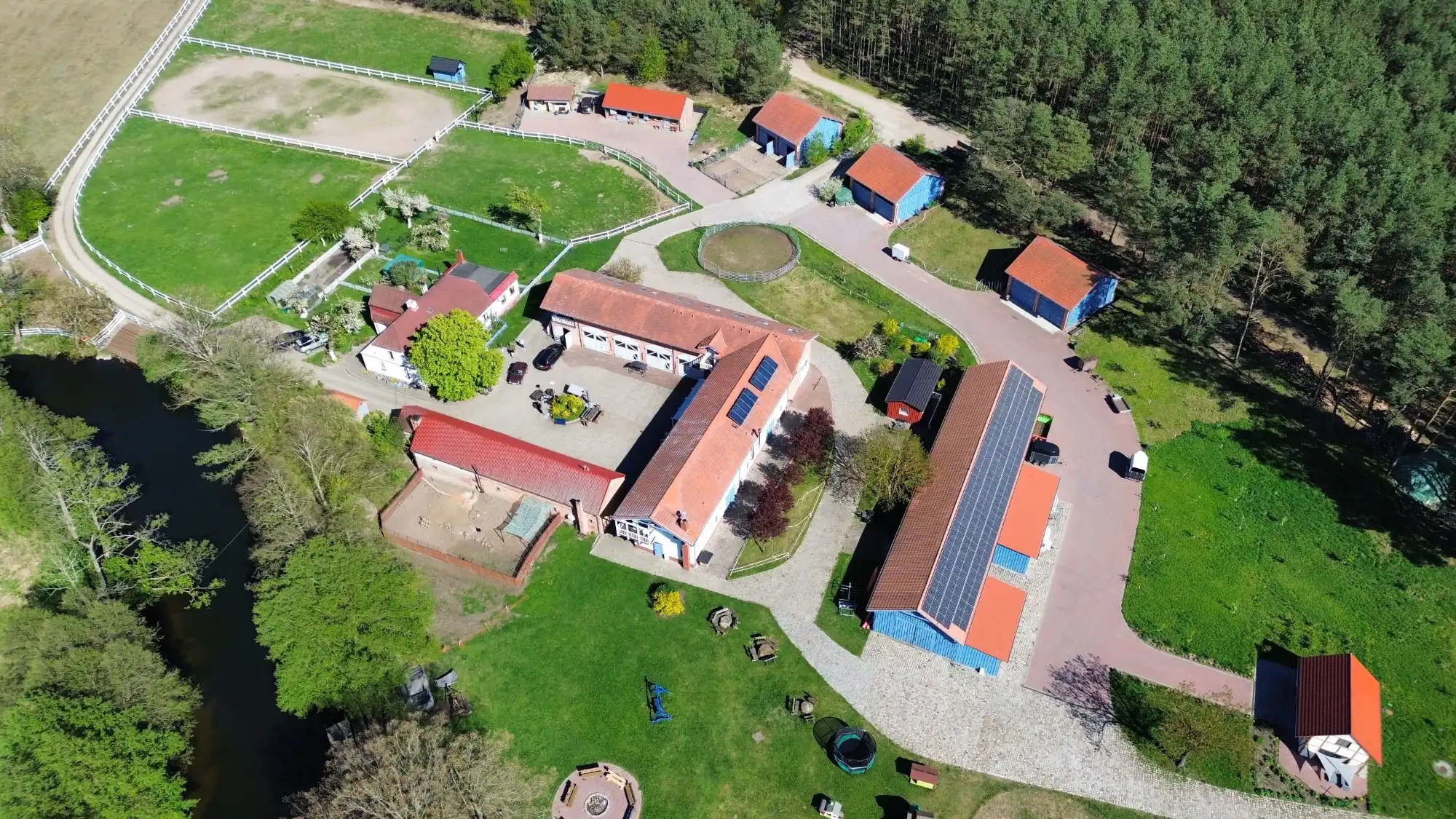 Obrázky Historická usedlost v Polsku s hotelem, jezdeckou stájí a zemědělskou půdou