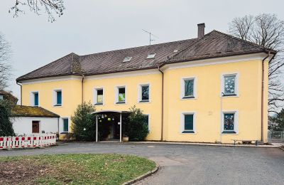 Historické nemovitosti, Bývalý zámek přestavěný na školu v Sulzbach-Rosenberg, Bavorsko