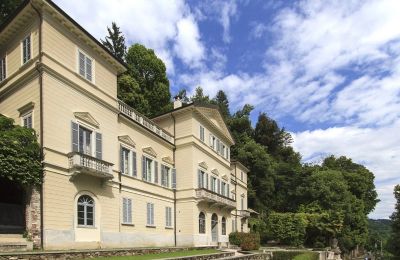 Historické nemovitosti, Prostorný apartmán s výhledem na jezero Orta v historické vile v Orta San Giulio
