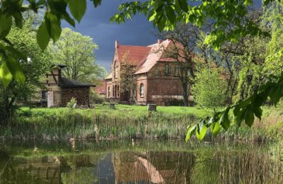 Historické nemovitosti, Zámeček s parkem a rybníkem v Mecklenburgské jezerní oblasti