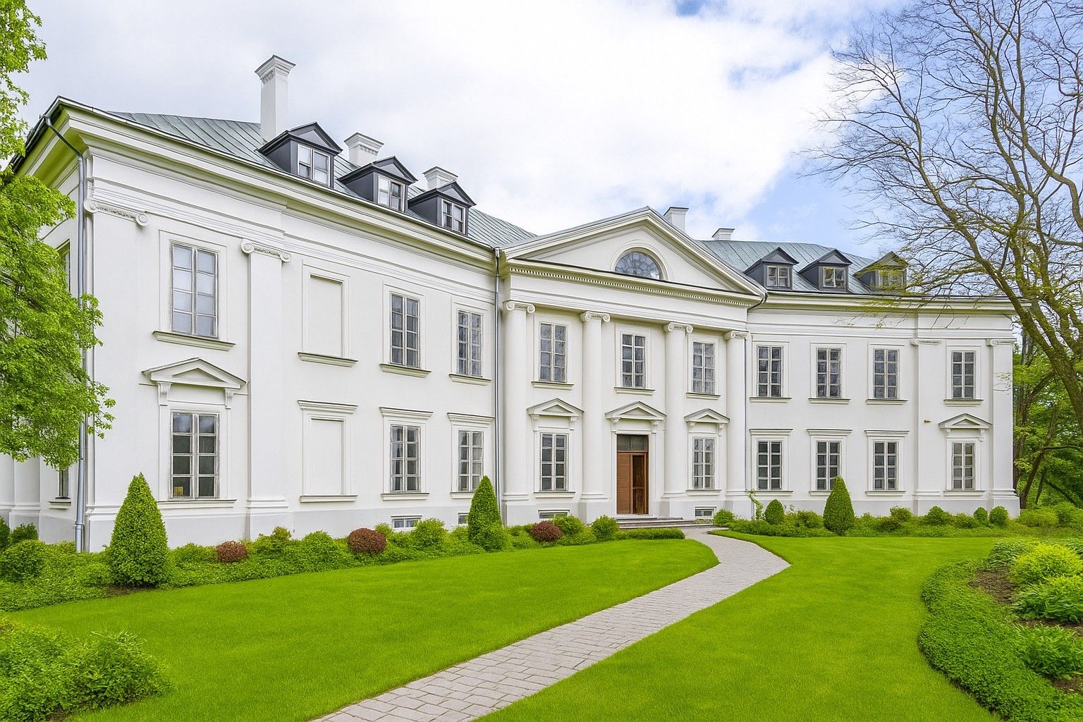 Obrázky Zámek na severu Varšavy – Památka v nedotčeném přírodním prostředí