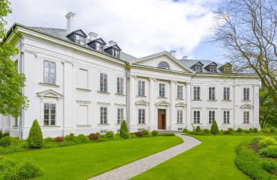 Historické nemovitosti, Zámek na severu Varšavy – Památka v nedotčeném přírodním prostředí