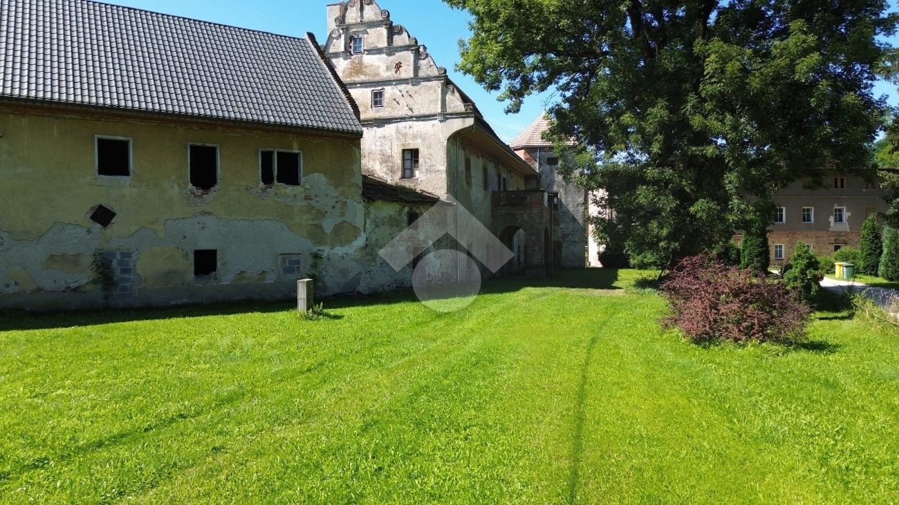 Obrázky Renesanční zámeček z 17. století s parkem a hospodářskými budovami