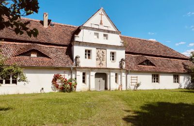 Historické nemovitosti, Autentický zámeček v Polsku s tepelným čerpadlem a fotovoltaikou