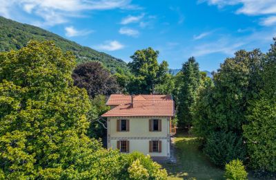 Historická vila na prodej 28040 Lesa, Piemonte, Foto z dronu