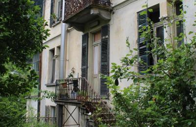 Historická vila na prodej Faido, Ticino, lato giardino con ingresso a sala da pranzo/ingresso studio medico/accesso giardino posteriore