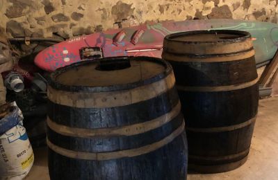 Venkovský dům na prodej Niévares, Asturias, Alter Fässer für Apfelwein