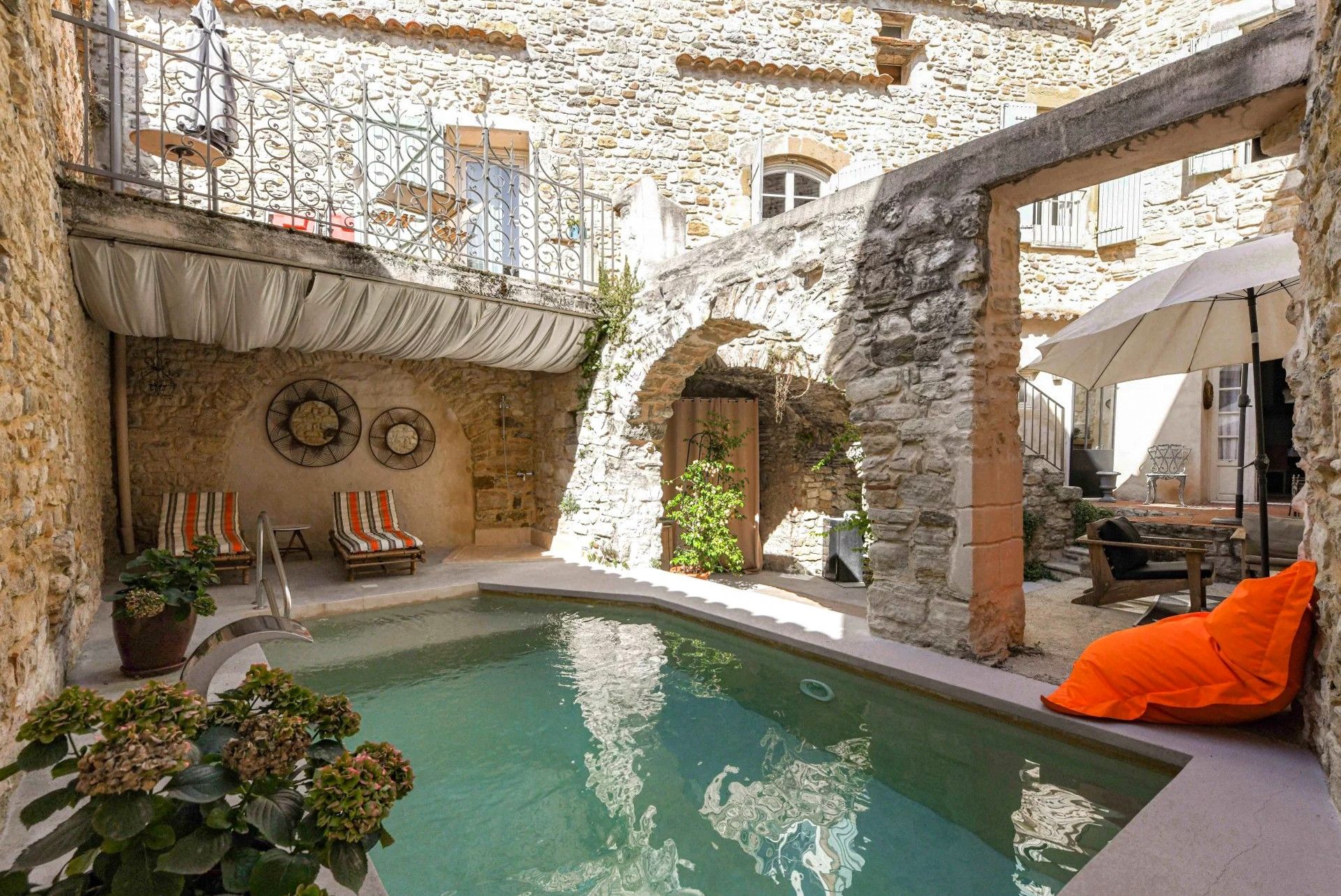 Obrázky Dům s charakterem, historickým kouzlem, bazénem a terasou u Uzès