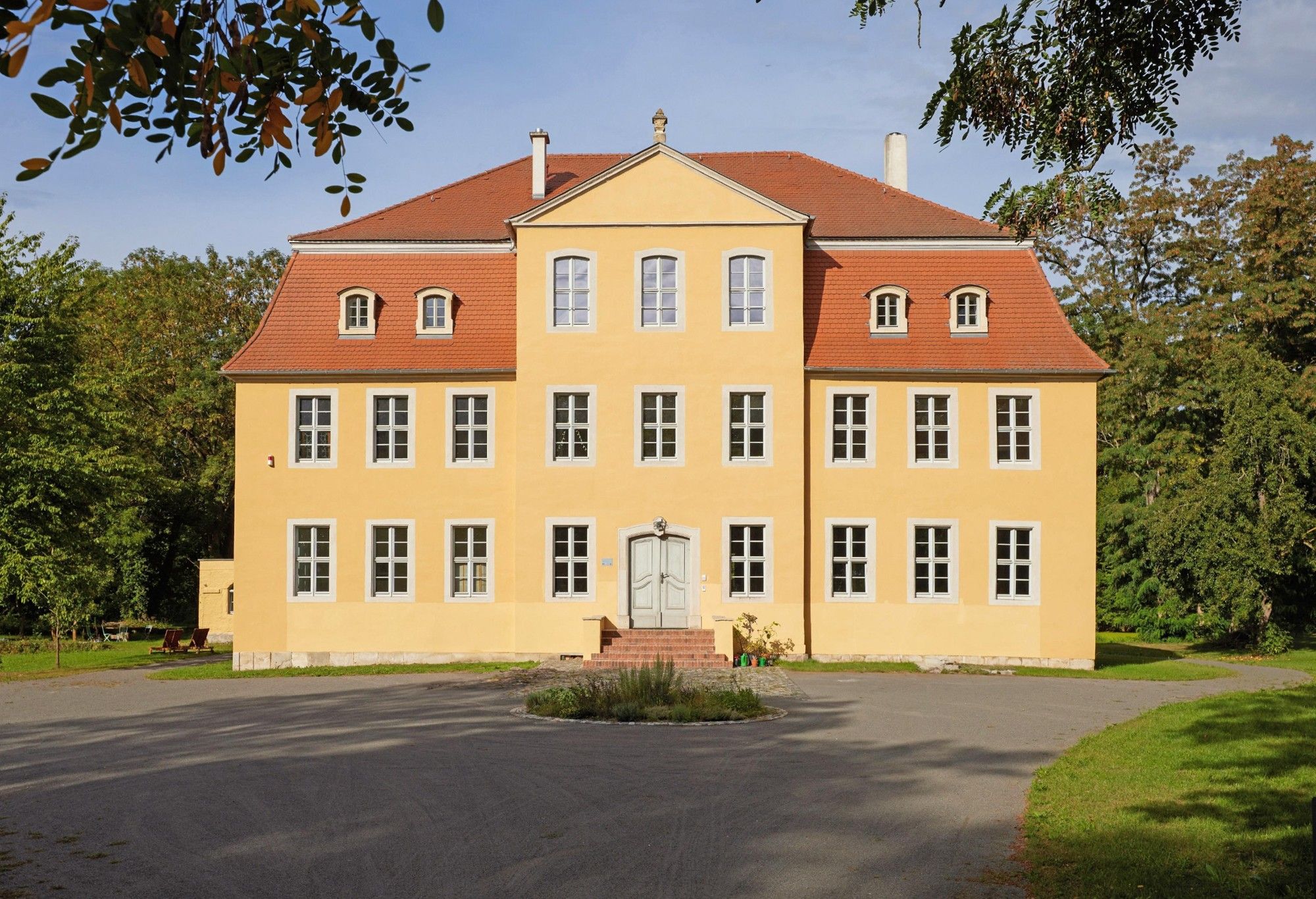 Obrázky Barokní zámeček s vlastním jezerem poblíž Lipska