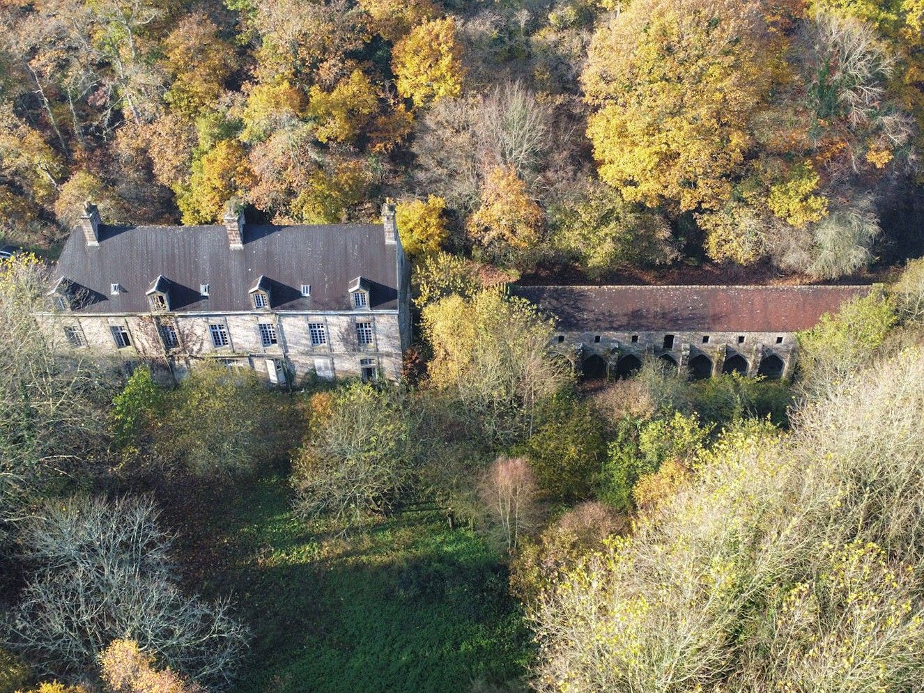 Obrázky Bývalé opatství v Normandii – 18. století rezidence v palácovém stylu se středověkými ruinami