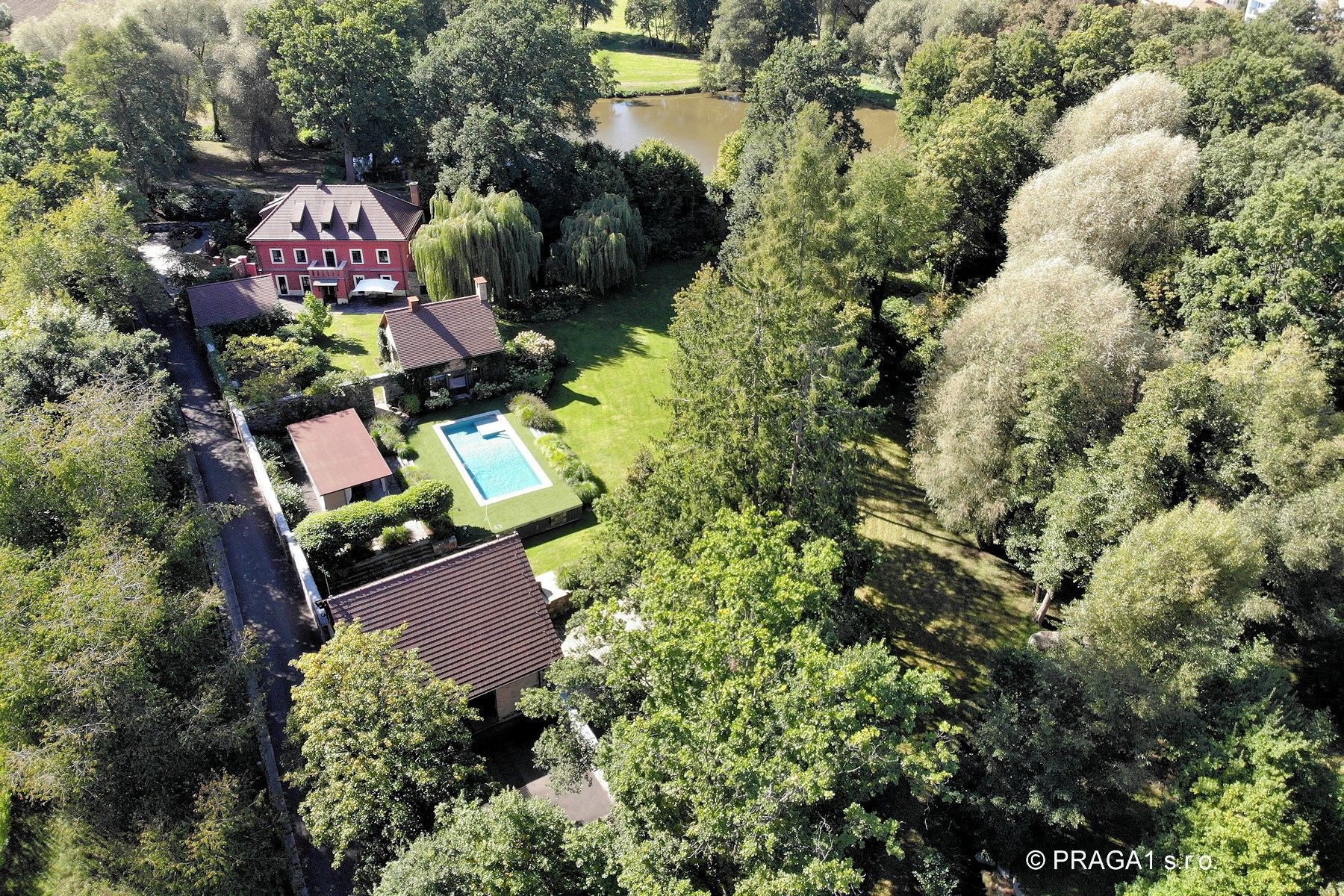 Obrázky Odrestaurovaný mlýn u Prahy s parkem a bazénem