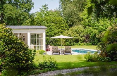 Zámek na prodej 4693 Desselbrunn, Horní Rakousy, Blick vom weitläufigen Schlossgarten in Richtung Poollandschaft 
