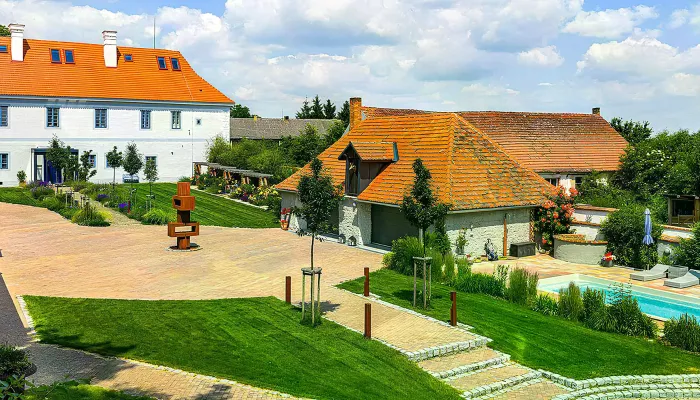 Inspirováno renesancí, zrekonstruováno pro budoucnost: Zámek, který působí jako rodinný dům