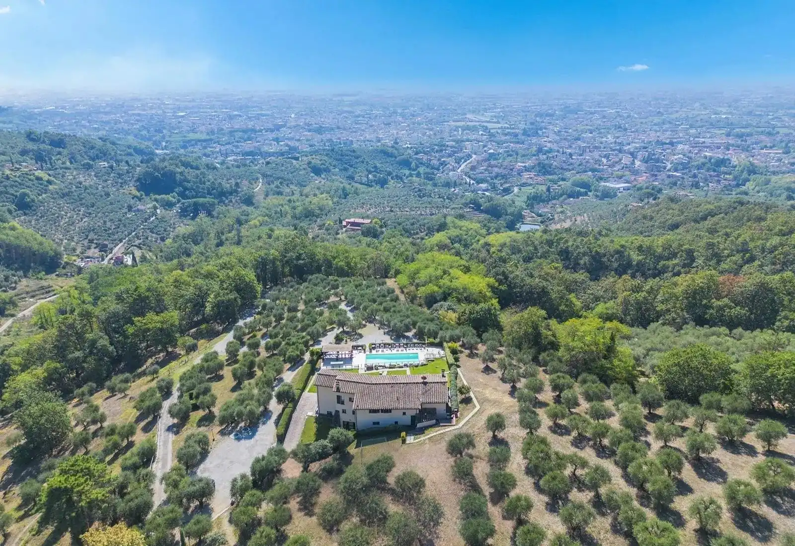 Obrázky Toskánská vila na kopci s olivovým sadem a bazénem u Montecatini Terme