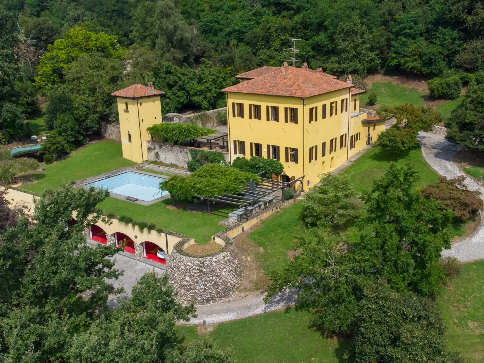 Obrázky Historická nemovitost Cascina Fontana v Piemontu se stájí pro koně