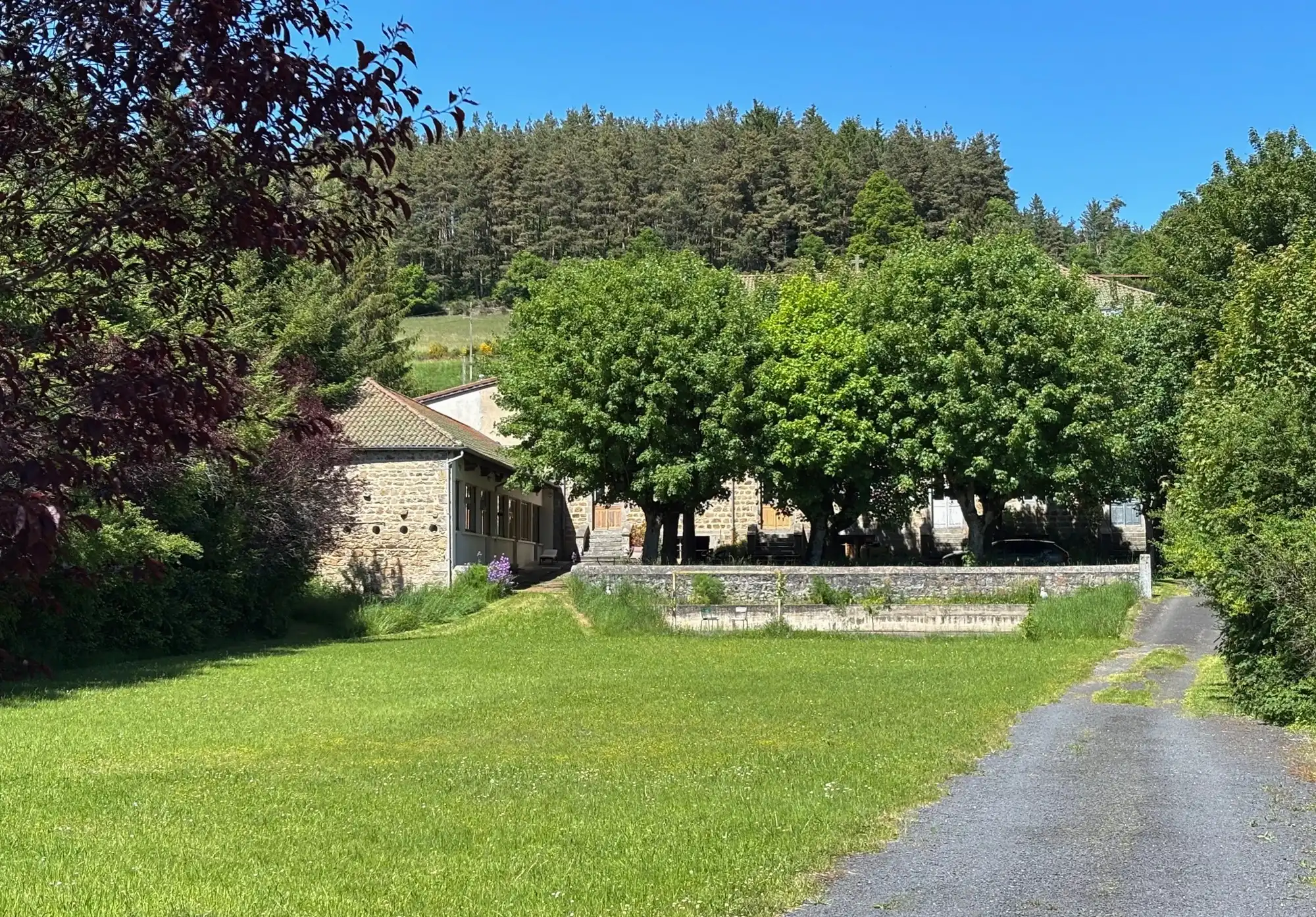Obrázky Bývalý klášter v Auvergne s gîte a soukromou zahradou