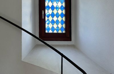 Zámek na prodej 84375 Kirchdorf am Inn, Hofmarkstraße 2, Bayern, Treppenhaus: bleiverglaste Fenster