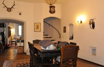 Zámek na prodej 84375 Kirchdorf am Inn, Hofmarkstraße 2, Bayern, 1. Stock: Esszimmer mit Blick zu Küche und interner kleinen Wendeltreppe