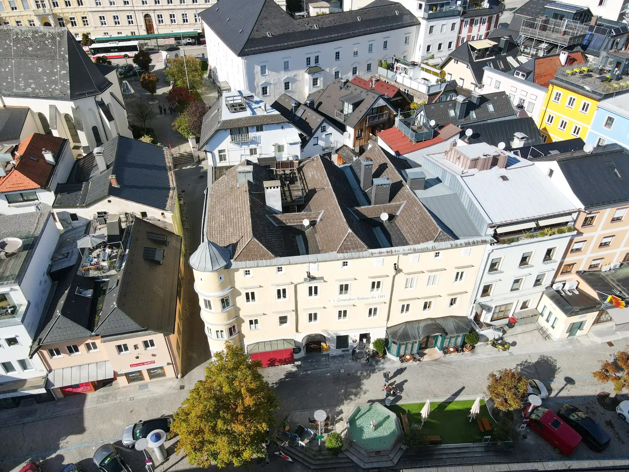 Obrázky Historisches Rathaus am Marktplatz in Gmunden mit genehmigtem Dachgeschossausbau