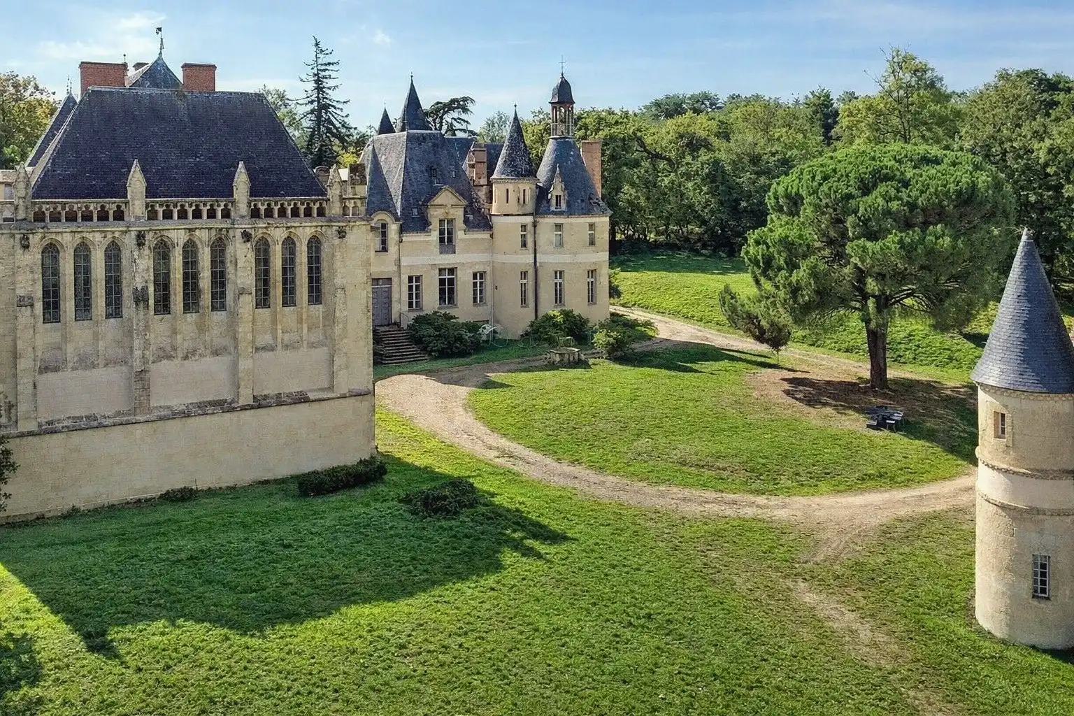 Obrázky Chateau mezi Tarbes a Auch s oficínou, kaplí a parkem
