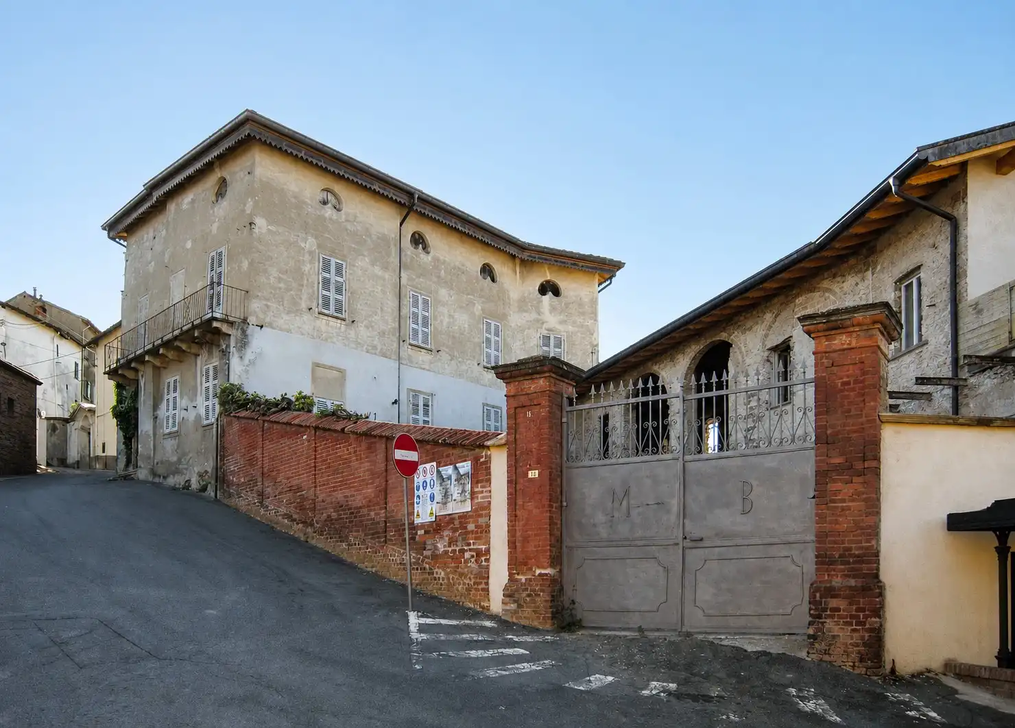 Obrázky "Casa Castellana" - Palazzo s historickým tanečním sálem v provincii Alessandria
