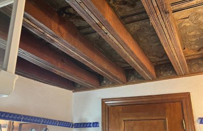 Reprezentativní byt v historické budově na prodej Toledo, Amador de los Ríos 2, Castilla-La Mancha, Dekorativní dřevěné stropy