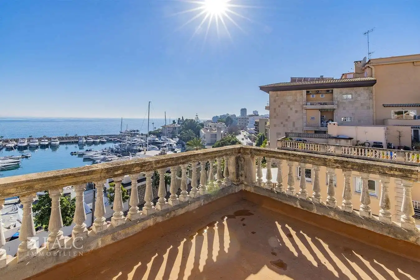 Obrázky Renovierungsbedürftige Stadtvilla am Hafen von Cala Nova, Cas Catala