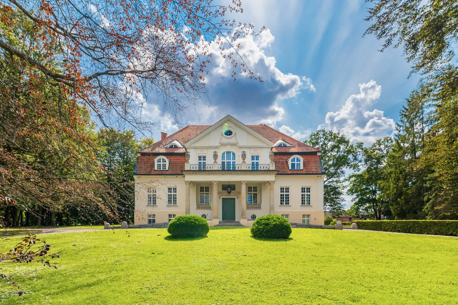 Obrázky Zámeček neoklasického stylu v regionu Warmie – 25 ha