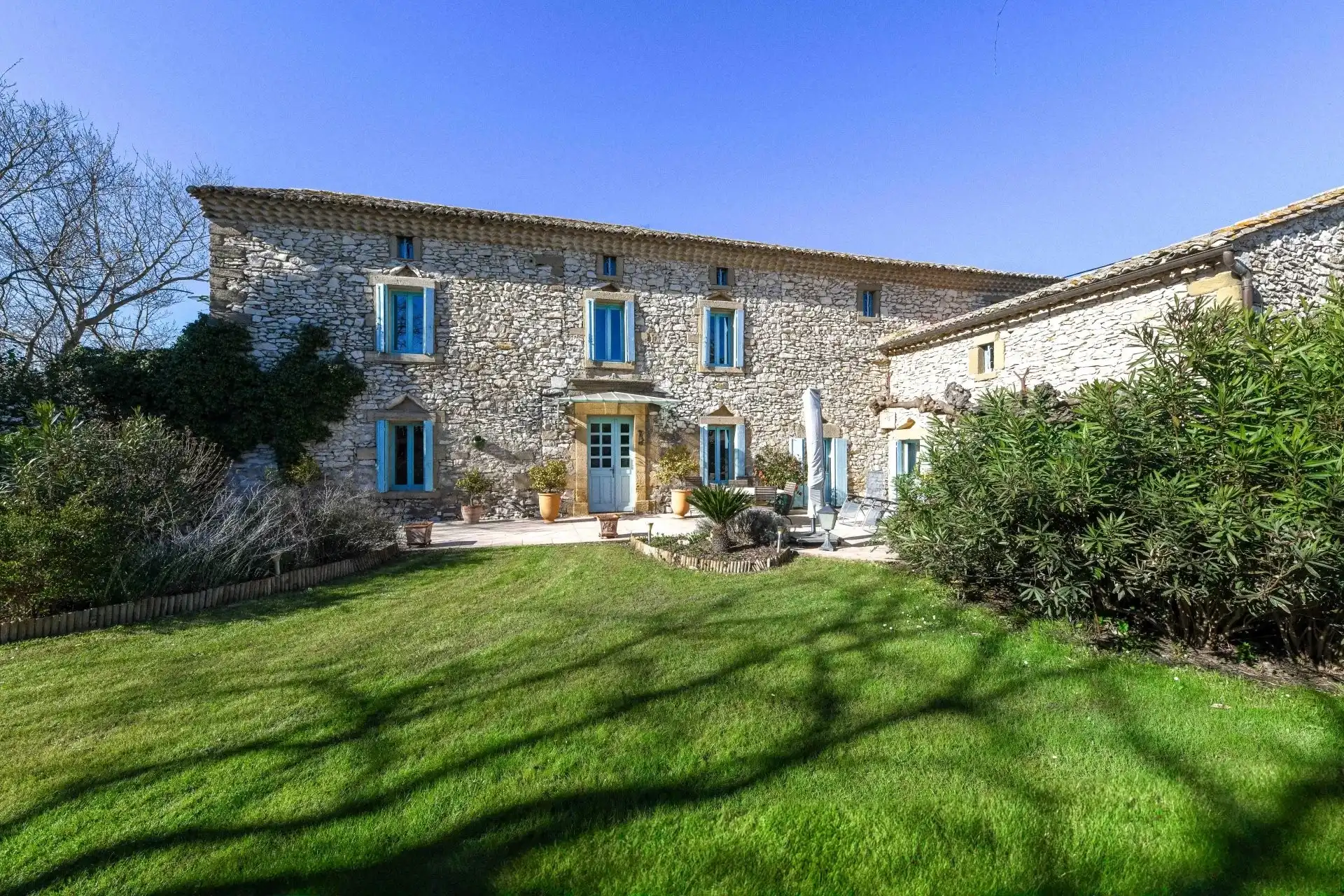 Obrázky Nemovitost s charakterem poblíž Uzès s objekty, zahradou a bazénem