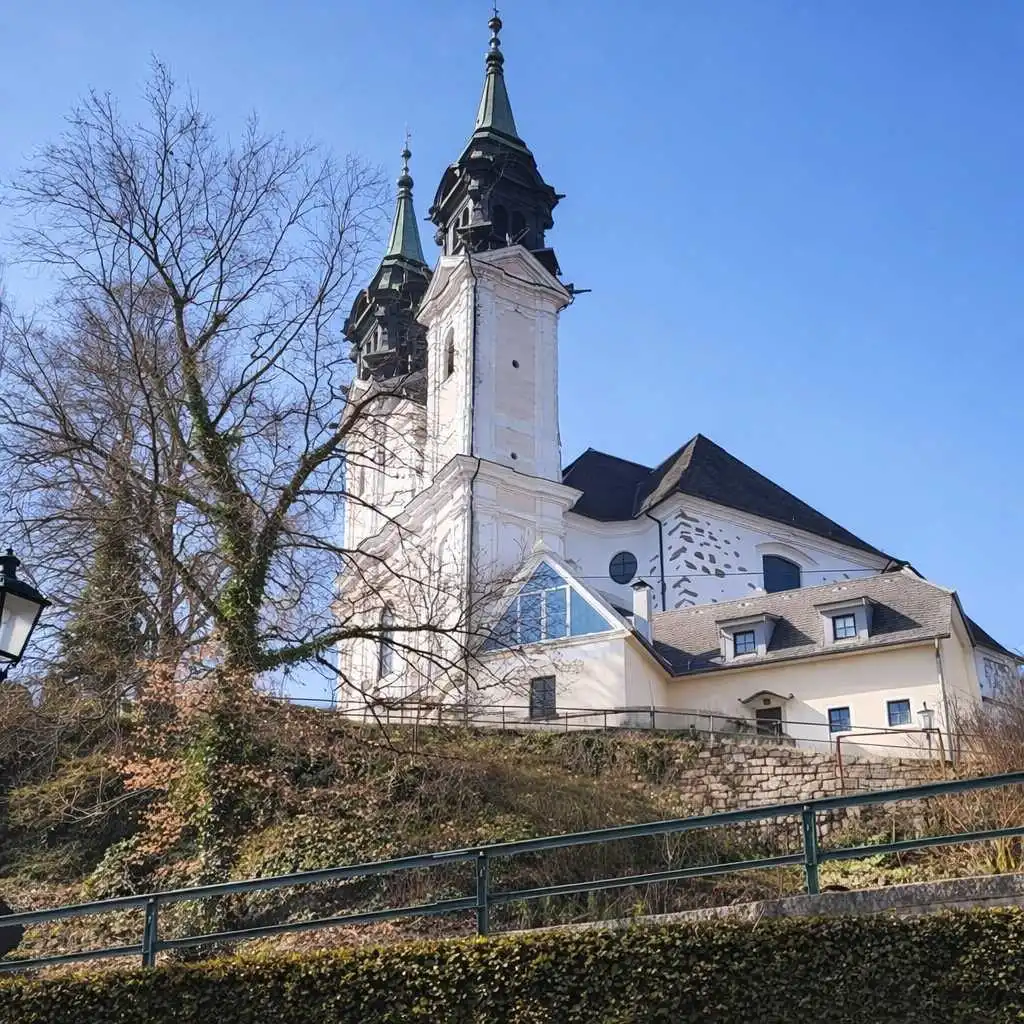 Obrázky Biedermeierovská budova vedle baziliky v Linci