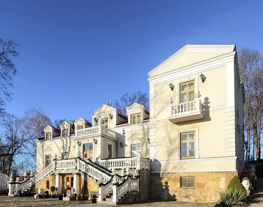 Obrázky  Panský dům Tarnowski v Ostrowci Świętokrzyském s parkem a vedlejšími budovami