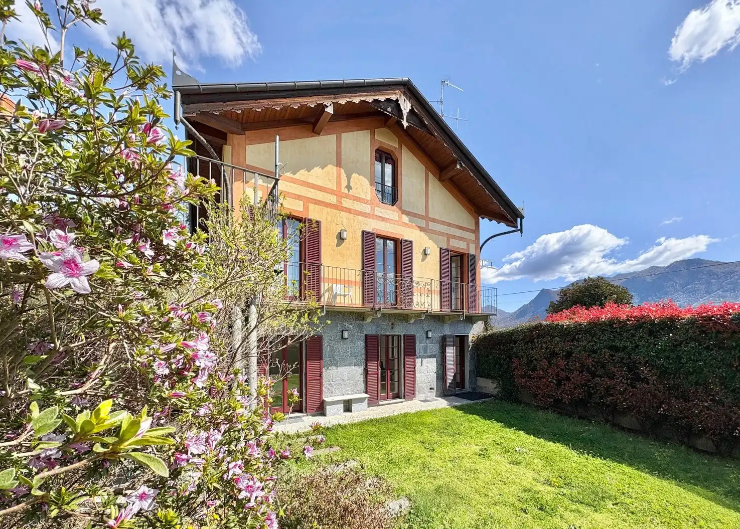 Obrázky Zrekonstruovaný historický dům se třemi bytovými jednotkami a výhledem na jezero