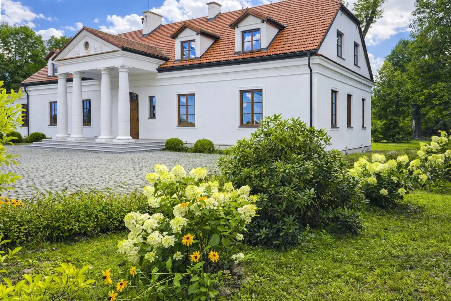 Obrázky Rekonstruovaný zámeček na severu od Varšavy, 6 hektarů parku, vedlejší budovy a rybník