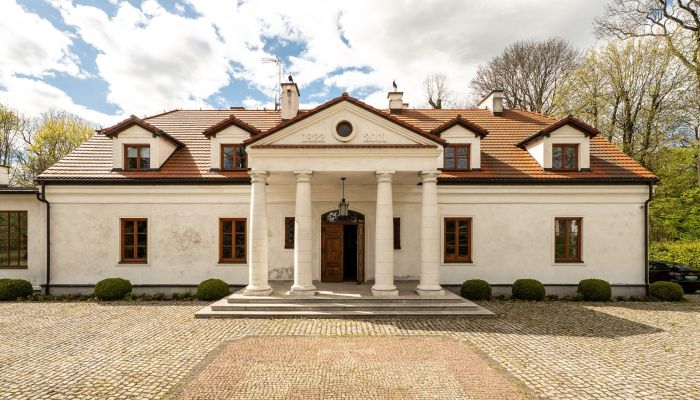 Rekonstruovaný zámeček na severu od Varšavy, 6 hektarů parku, vedlejší budovy a rybník