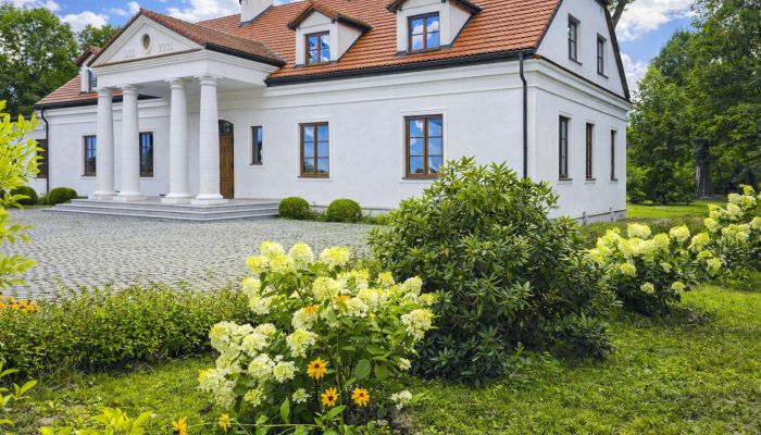 Rekonstruovaný zámeček na severu od Varšavy, 6 hektarů parku, vedlejší budovy a rybník