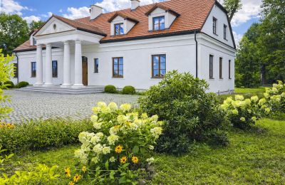 Historické nemovitosti, Rekonstruovaný zámeček na severu od Varšavy, 6 hektarů parku, vedlejší budovy a rybník