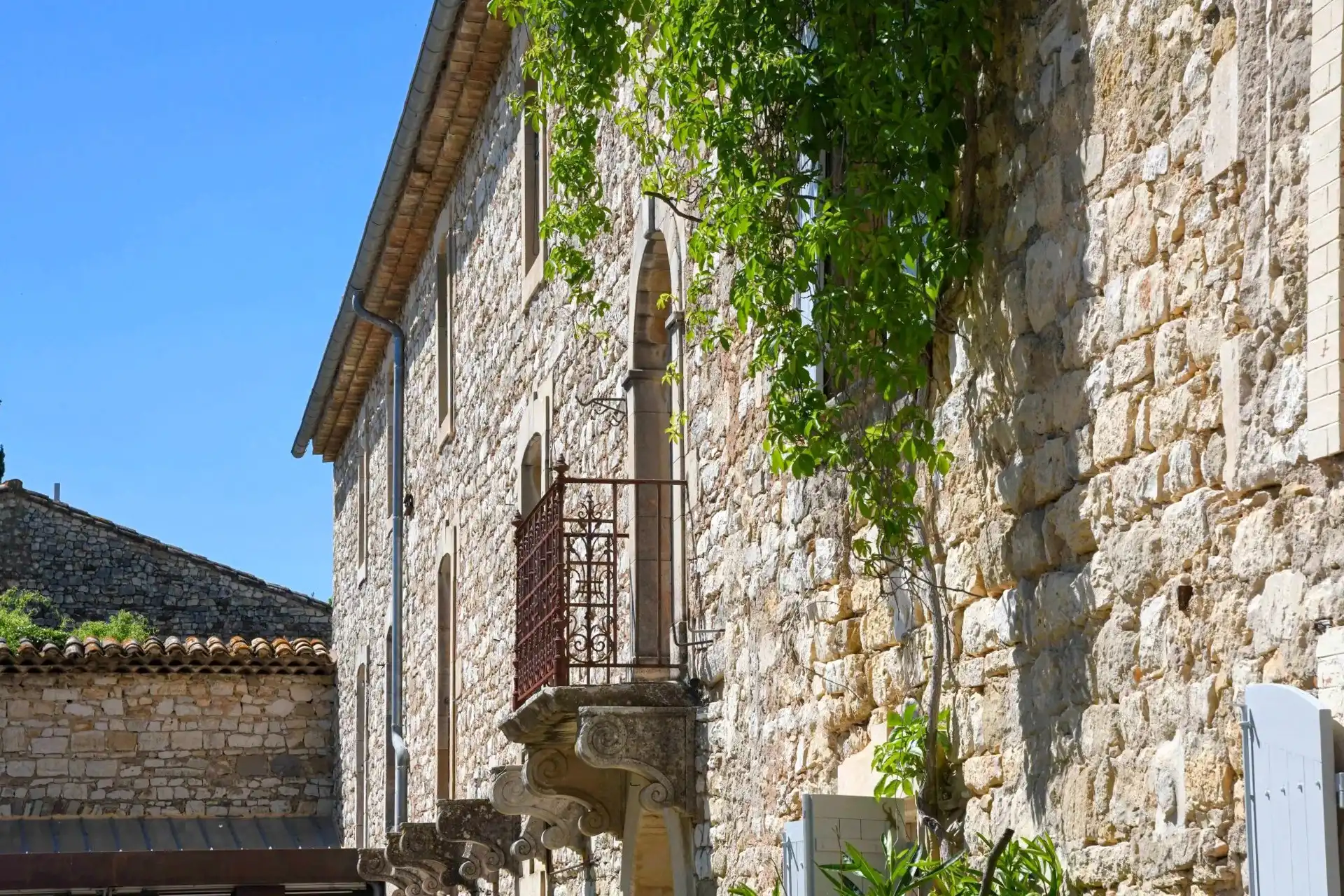 Obrázky Renovovaná provensálská mas s hostinskými domy, krytým bazénem a zahradou poblíž Uzès