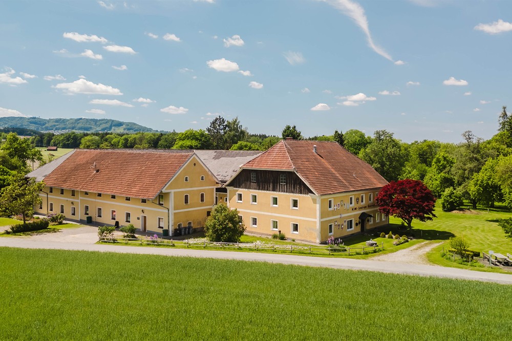 Obrázky Historický areál s hospodářskými budovami a soukromou kaplí - Horní Rakousko