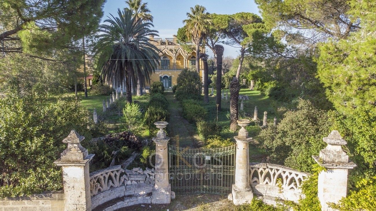 Obrázky Impozantní zámeček v Apulii se zahradou a olivovým hájem