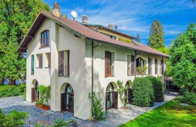 Historická vila na prodej Castelletto Sopra Ticino, Piemonte:  Boční pohled