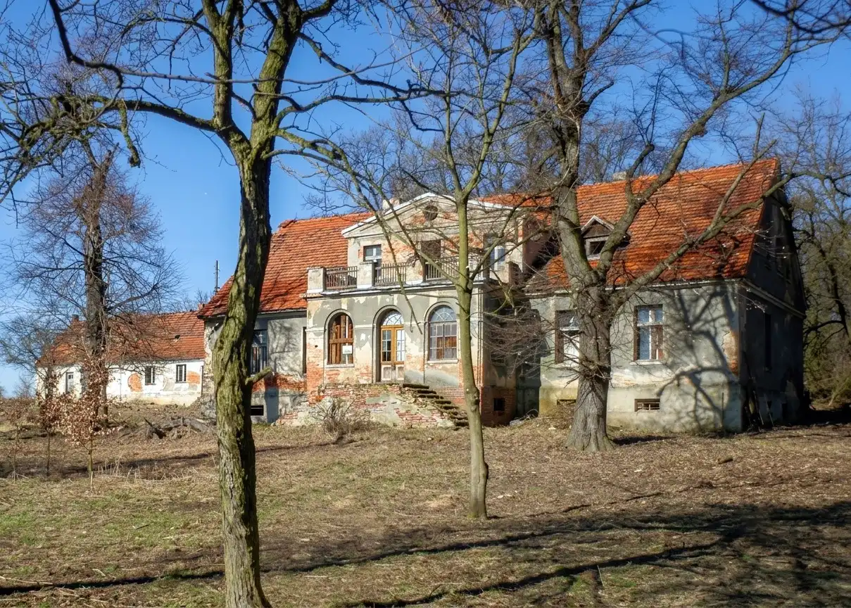 Obrázky Statek o rozloze 47 ha v Dolním Slezsku – panské sídlo, hospodářské budovy a park