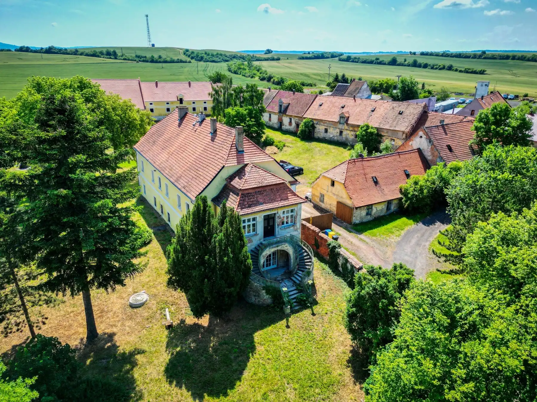 Obrázky Barokní zámek s vrchnostenským statkem, Žatec – Milčeves