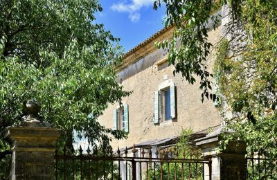 Historické nemovitosti, Autentický mas u Uzès s výhledem na kopce, ateliérem a částí pro hosty