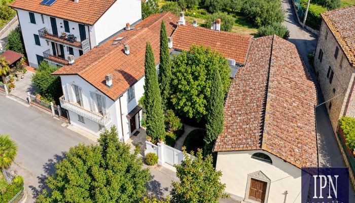 Toskánský dům se studnou ze 14. století u Sansepolcra