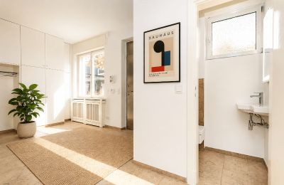 Historická vila na prodej Berlin, Berlín, Entrée mit Einbauschränken und Gäste-WC visualisiert
